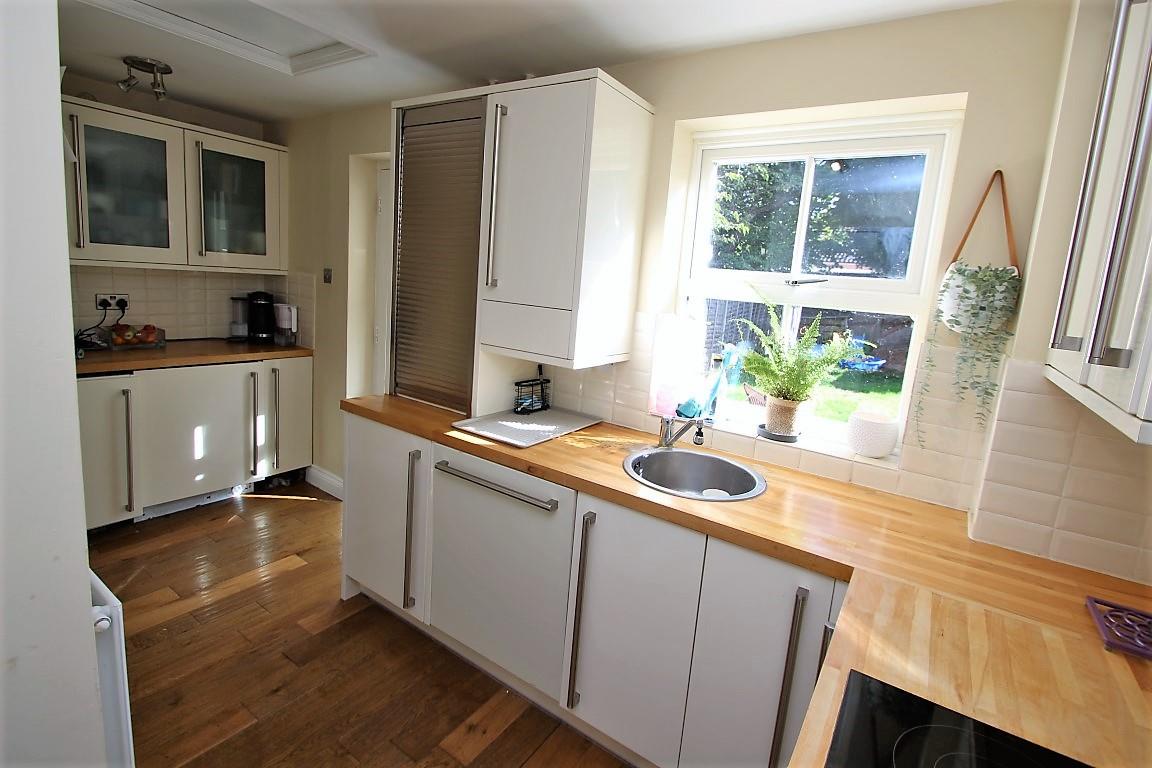 3 bed property in Trenthams Close, Reading